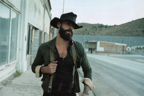 wildbutgentleman:  hawkzz:  http://www.timrichmond.co.uk/circus_left_town/2.php  Wildbut Gentleman 