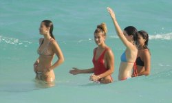 belshadid:    Bella Hadid, Lauren Perez, Hailey Baldwin and Kendall Jenner in Turks and Caicos 08.11.16  