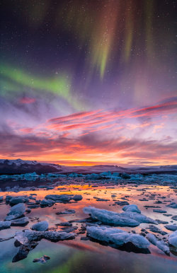 enchanting-landscapes:  Aurora over Jokulsarlon
