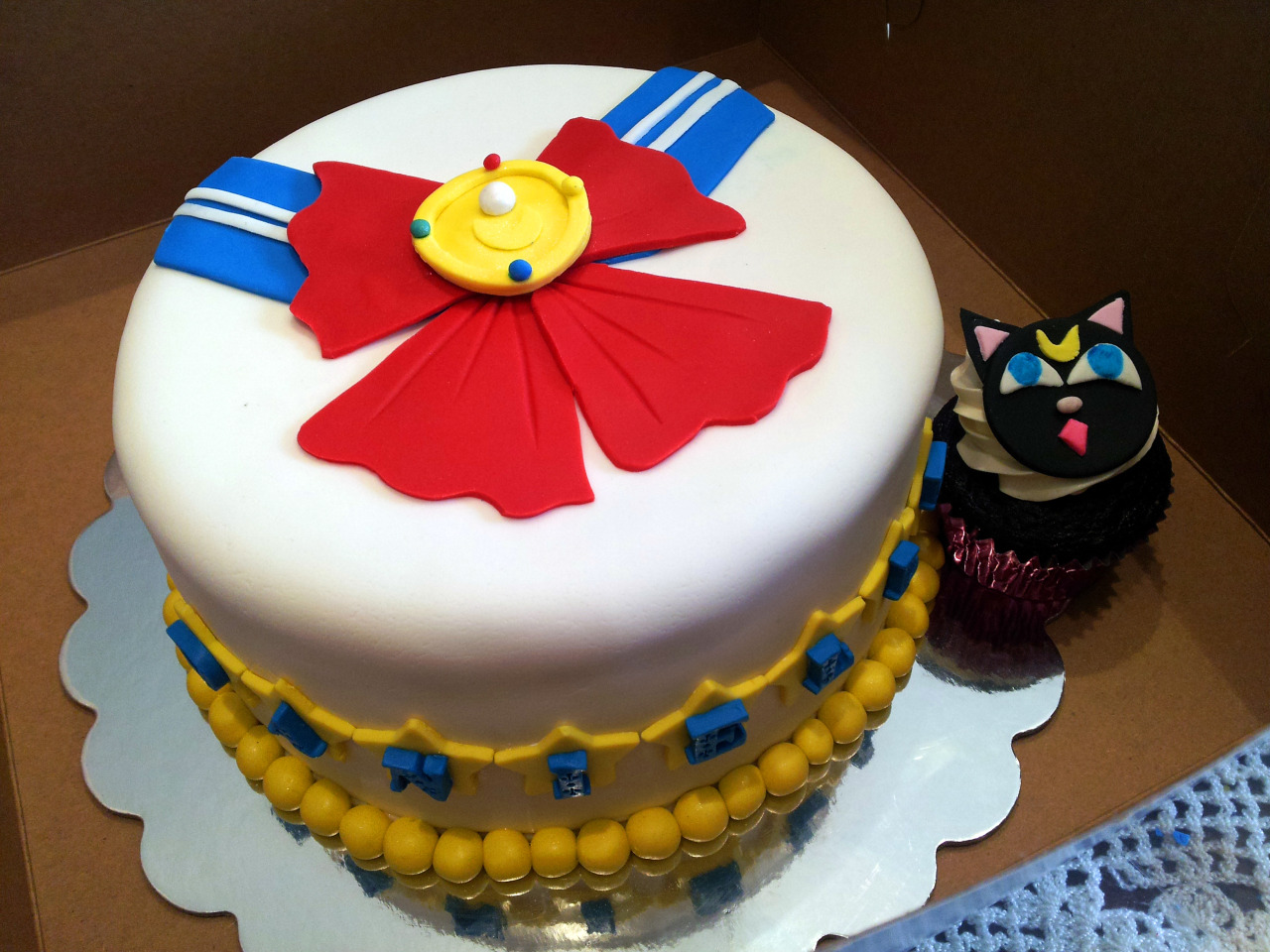 califlames805:  Haven’t posted a cake pic in a while. First cake order of 2014