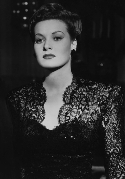 jeannecrains:Maureen O’Hara in The Fallen Sparrow (1943)