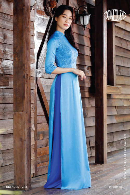 Vietnamese ao dai by Thai Tuan (click to enlarge)