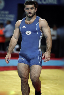 bulge-xlbigdick:  #wrestler  #bulge                                            -Submit http://bulge.xlbigdick.com/