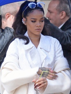 bronzed-bvrbie:  beautifulmoda:  Rihanna  🌴💮✨