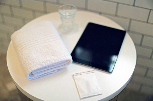 Sparkling water, iPad to watch movies in the bath, and the essential “vanity kit”. 