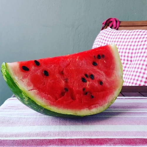 9 Luglio 2018 #watermelon#fruits #refresh #red and #black #sweet #fresh #summer #delicious #instam