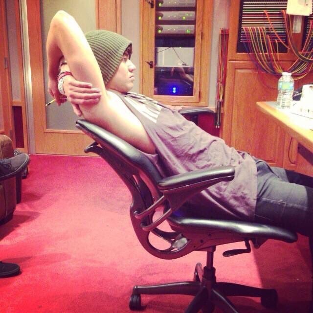 hotfamousmen:  Calum Hood