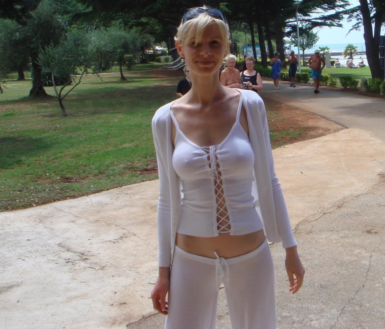 beachdancer:  Milf in het white wicked weasel beach pants