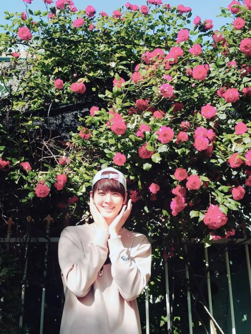 astrodaily:  [160516 ASTRO TWITTER UPDATE] 오늘 성년이 된 은우에게 꽃을 선물했어요ㅎㅎ 여러분들께도 드릴께욤 #진작 #성년의날 #은우꽃ㅋㅋㅋㅋㅋㅋ  [TRANS] Today I gave eunwoo that became an adult today flowers