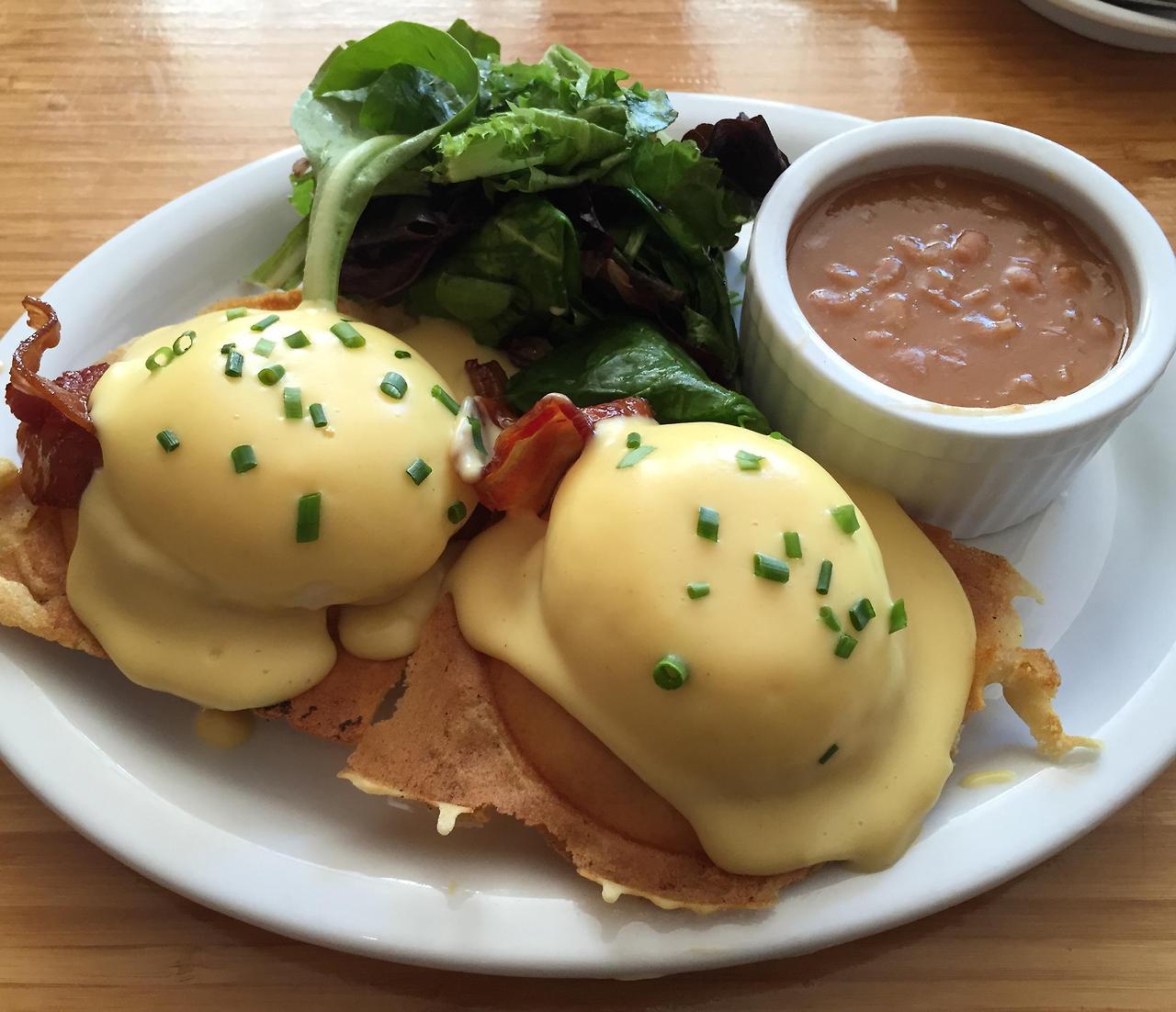 food-porn-diary:[2842x2446] Eggs Benedict on waffles with baked beans and salad