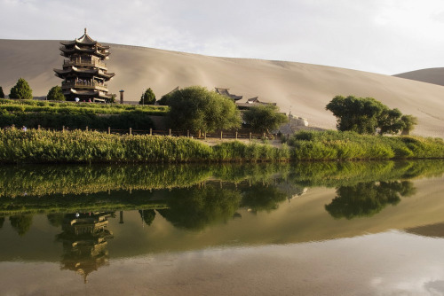 mingsonjia: 甘肃敦煌月牙泉 Crescent Lake, Dunhuang, China by 明月清泉