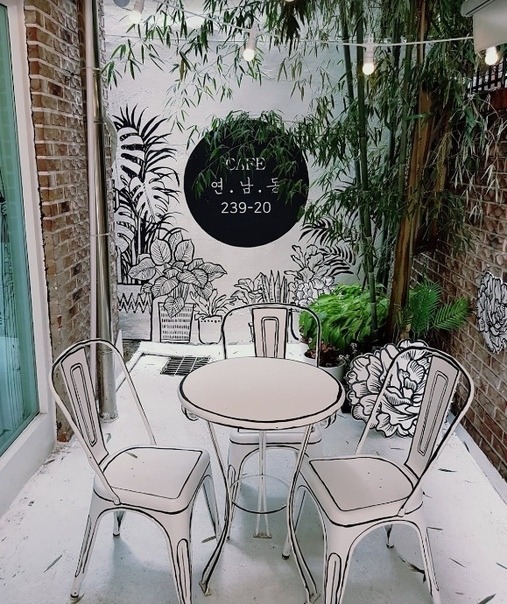 art-woonz:  South Korea-Seoul Cafe Yeonnam-dong 239-2 Instagram: @artwoonz  Duuuuude