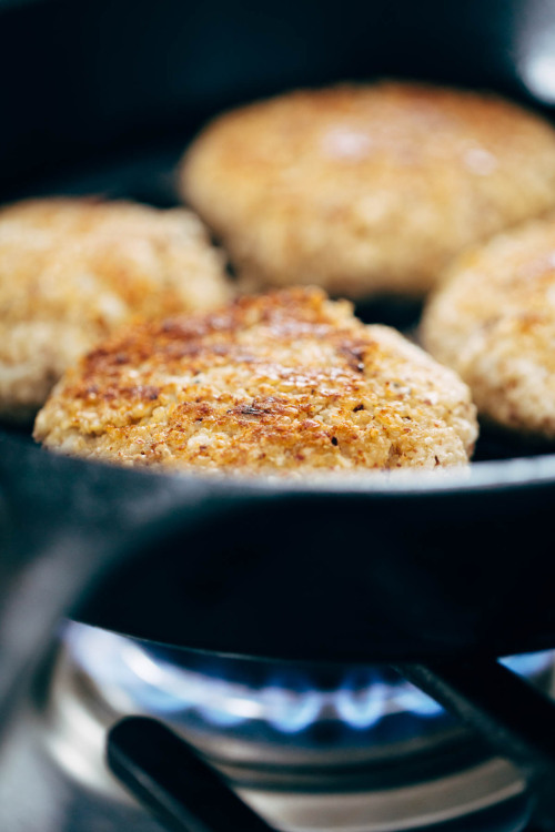 foodffs - SPICY CAULIFLOWER BURGERSReally nice recipes. Every...