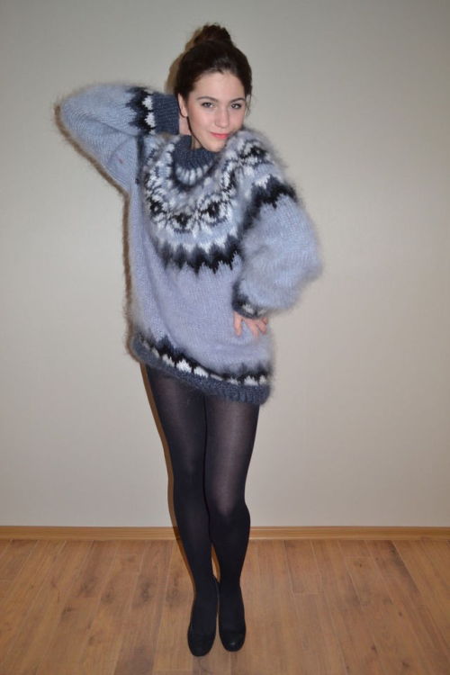 Bun, soft cozy sweater and opaque Hose