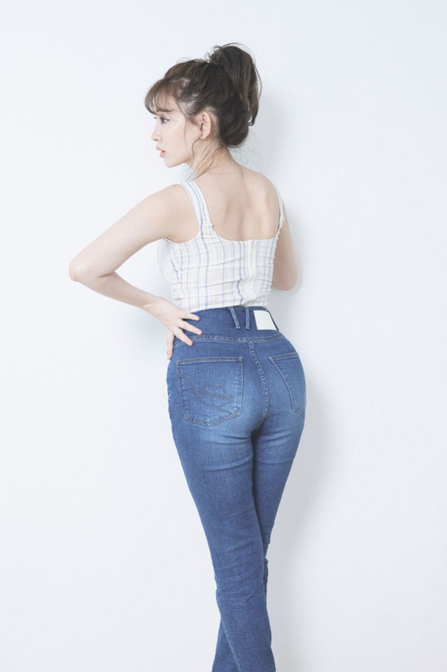 小嶋陽菜
Kojiharu’s new product, new jeans!
Her Hip To ???