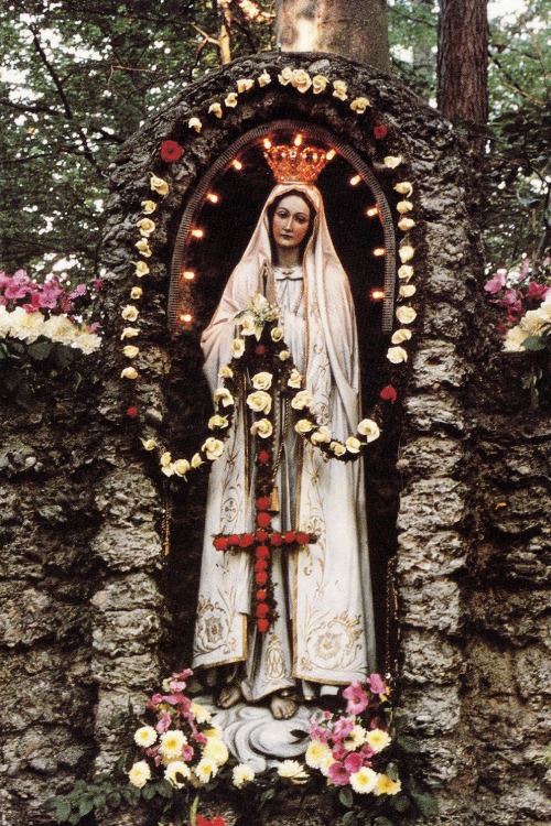 allaboutmary:The statue of Our Lady of Fatima venerated outside the pilgrimage church of Maria Vespe