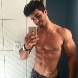 fitstud:  Selfie time. Oh boy, what a hot Sunday!