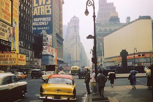 vintageeveryday:55 fascinating photos that capture street scenes of New York City in the 1950s.