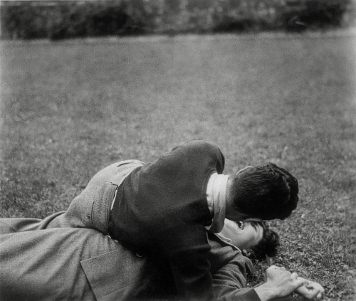 girodentado: vintageborn: cahpricorn: superbestiario: Robert Doisneau I love this Swoon. -