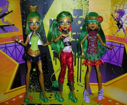“New Scaremester” Jinafire(s) Long.Left, new outfit & hairstyle. In the middle, basi