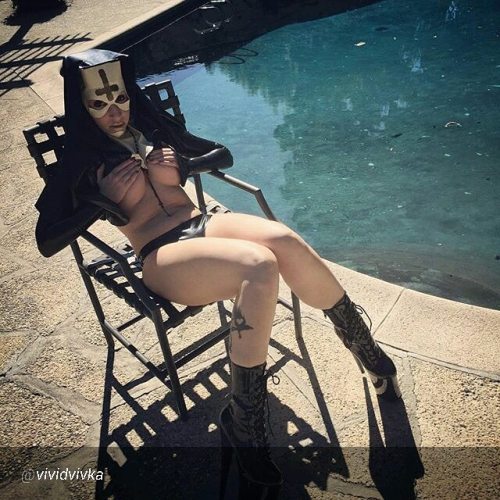 By @vividvivka “Chilling by the pool in @janedoelatex seemed like the perfect way to enjoy the