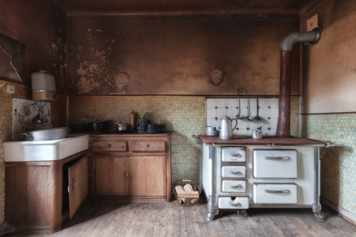 steampunktendencies: Stunning Abandoned Homes Are Surprisingly Full Of Life “Abandoned homes a