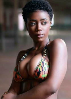 thicksexyasswomen:  themelanintreasury:  😍😍😍  Bae