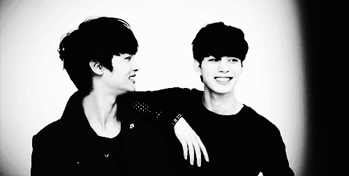 luhhan:  hongbin’s cute reaction to the camera flash (/ω＼) 