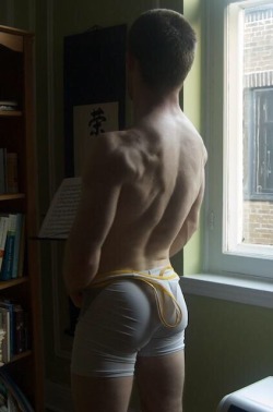 sportsgearboys:  Great ass + freeballing in that singlet = Tight as fuck!