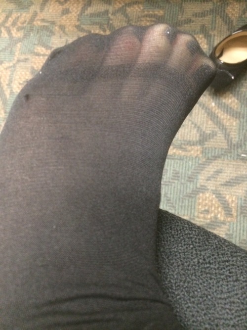 buntoes: hehe my feet are sooo small!! yay friday!!!