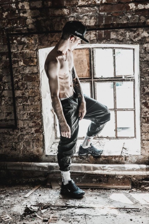 sk8erboy-eu:  #smelly #sox #sk8er #sk8erboy #sk8terboy #sneaxn #sneaker #nuroriginalistlegal #smellysox #nike #adidas #sneakerporn #scallyboy #smelly #sox #sk8erboy #scally #sneax #sneaker #sk8terboy #sniffer #sniff #sniffing #glanzi #shiny #feet #lickit