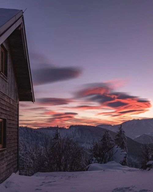 Ein herrlicher Abendblick vom Naturpark Hohe Wand Richtung Schneeberg © @pknypictures#weloveaustri