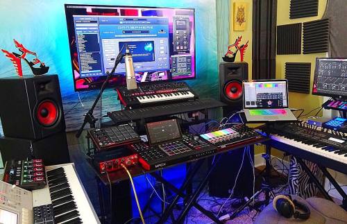 soundrooms:  N E O N   V I N E S   |   Knobs &amp; Pads for DAyssss… esp. fond of the prismatic Macbook keyboard though!