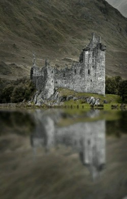 madness-and-gods:  Kilchurn Castle, Scotland