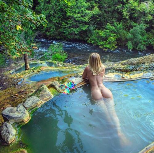 tub-and-tan: Love natural hot springs!!