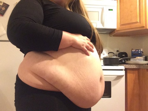 bigbellylover919:Stuffed and still eating adult photos