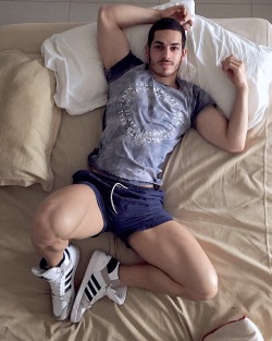 luz-natural:    I’m totally pro sneakers on bed@_txfh