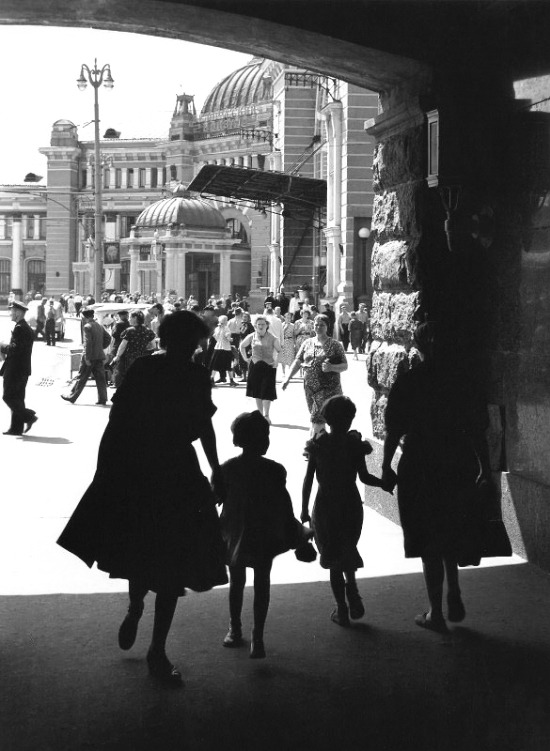 greeneyes55:  Belorussky Railway Station Moscow 1959  Photo: Leonid Lazarev 