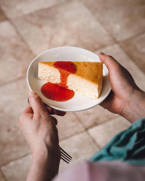 Cheese cake 今日もチーズケーキの投稿でごめんなさい でも、 この定番のベイクドチーズケーキは みんなもきっと大好きでしょう？ 土台は特になしの 「ザ☆チ～ズ！」ケーキなコレ。 以前にも紹介