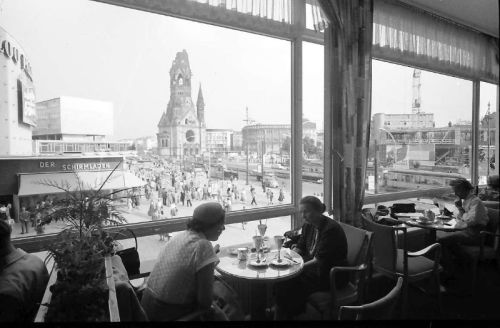 Fascinating vintage photographs of Berlin in the summer of 1957.