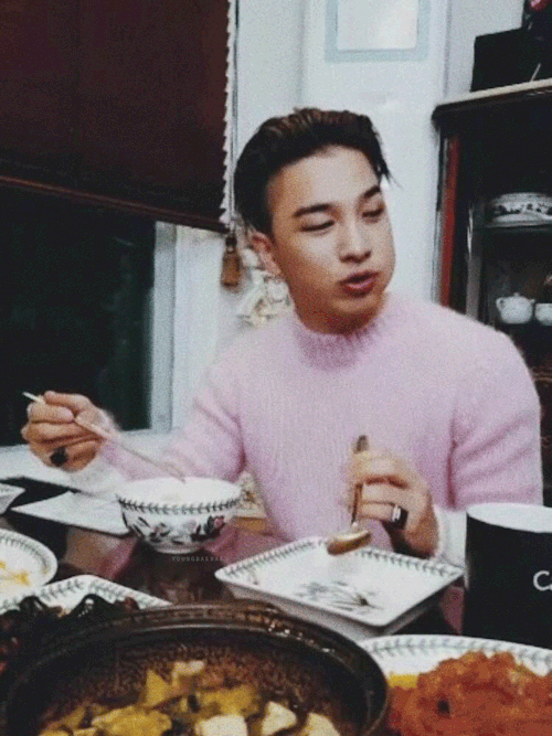 youngbaebae: Important documentation of YB eating