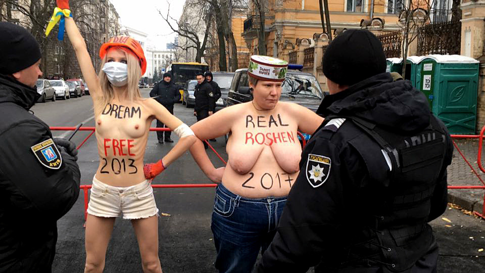 PROTESTA EN KIEV. Policías detienen a activistas en topless del grupo de derechos de las mujeres Femen durante una protesta contra el presidente ucraniano Poroshenko en Kiev, Ucrania, el cuarto aniversario de la Revolución de la Dignidad....