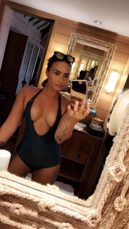 hellsyeahnudecelebrities:  Demi Lovato - adult photos