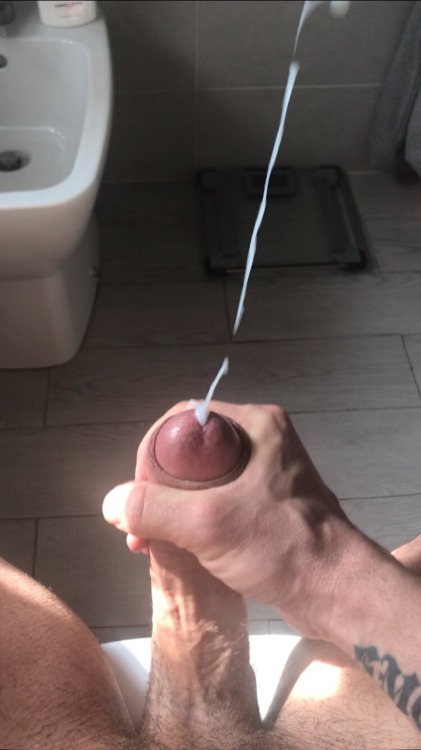 cockthrobbing:curious2exploreall:openmind74: Nice! ❤❤ Want to feel it shooting in my mouth!! Like sh