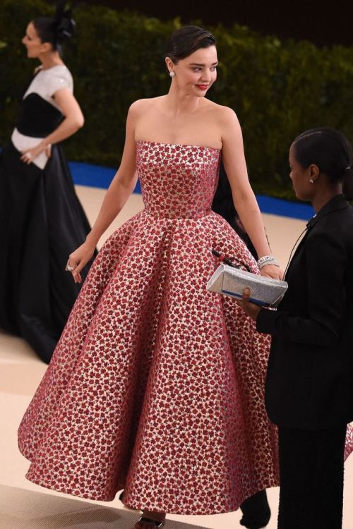 hollywood-fashion:Miranda Kerr in Oscar de la Renta at the 2017 Met Gala.