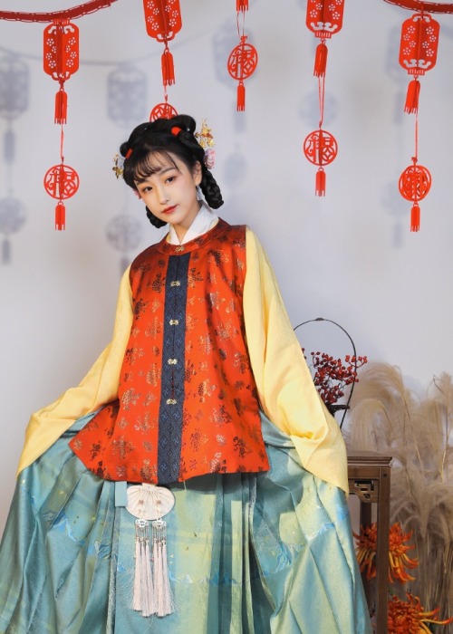 hanfugallery:chinese hanfu in spring festival vibe by 芸豆豆嗳 and 张为为_团子 Because it&rsquo;s the year of