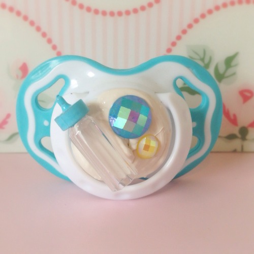 pottycakes:  I made some new Deco Pacifiers!! head over to Etsy.com/shop/PottyCakesPottyCakes to pick one up :3