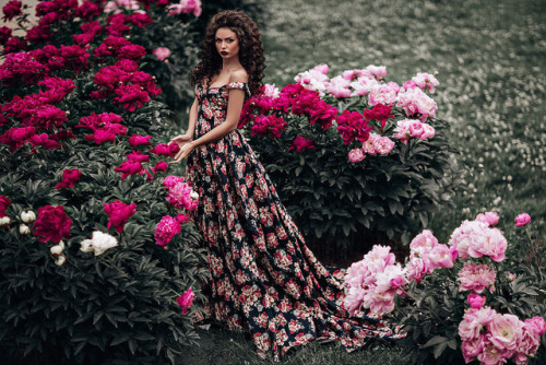 inkxlenses:  Beauty in a garden of thorns | © Yulia Vasilyeva