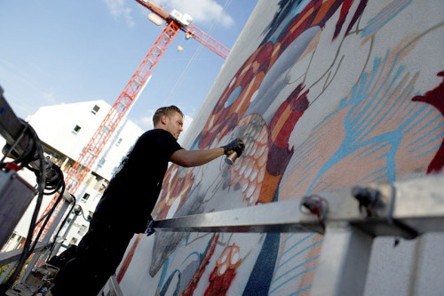 crossconnectmag:  Oversized Wall Murals by Tristan Eaton  Born in Los Angeles in 1978, Tristan Eaton began pursuing street art as a teenager, painting everything from walls to billboards in the urban landscape wherever he lived, including London, Detroit