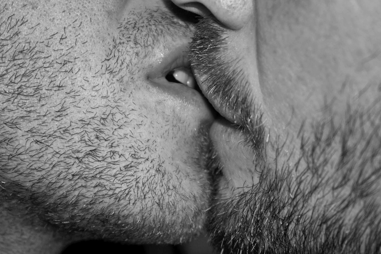 manmeatlover:  mokumdude:  various couple  Hot and extremely erotic. Love the underwater
